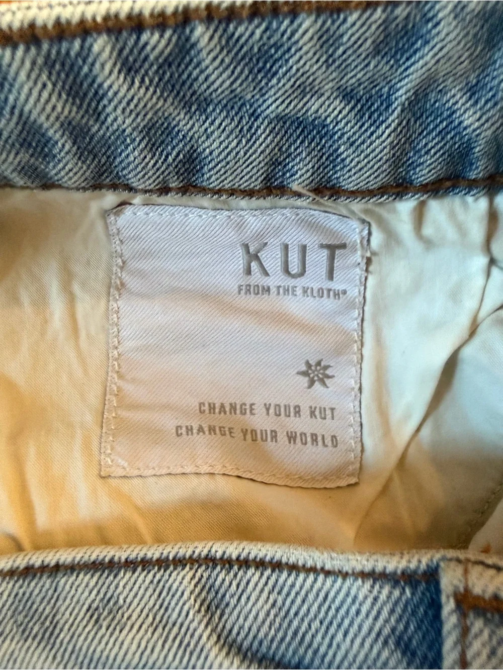 Kut From The Kloth Light Wash Denim Frayed Hem Women’s 8 Jane Long Shorts